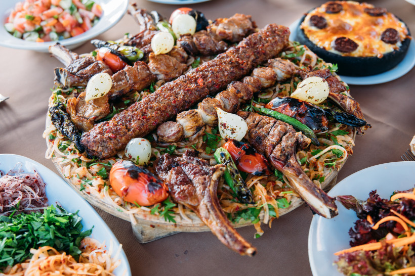 Türkische Küche in Antalya – Kebab, Köfte und Grillgerichte Grosse türkische Grillplatte mit Adana Kebab, Köfte, Lammkoteletts, gegrilltem Gemüse und Salaten – traditionelle Spezialitäten der türkischen Küche in Antalya
