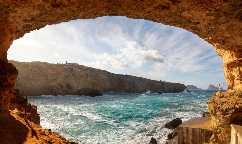 Blick aus der Meereshöhle des Cap Blanc Aquariums auf die felsige Küste von Sant Antoni de Portmany auf Ibiza