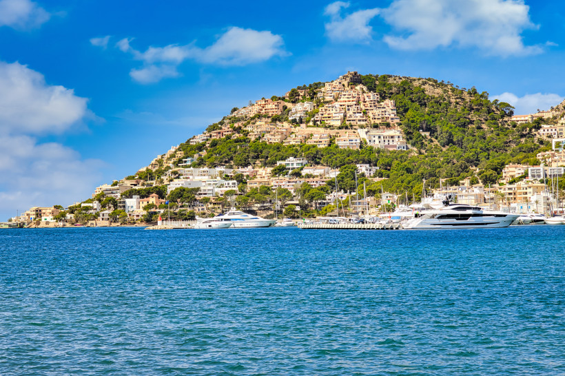 Blick auf Port d’Andratx mit Yachthafen, Hügelbebauung und Booten im Naturhafen