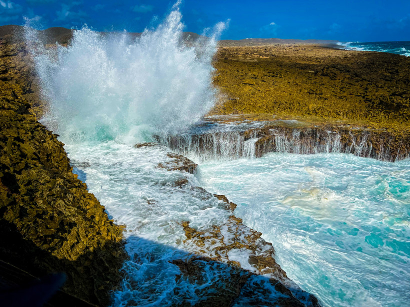 Shete Boka Nationalpark – spektakuläre Wellen an Curaçaos Nordküste Wellen prallen an die Felsküste im Shete Boka Nationalpark auf Curaçao