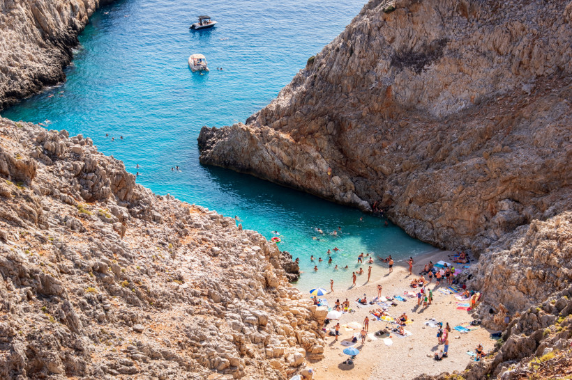 Seitan Limania, Kreta schmaler Strand zwischen hohen Felsen und Sonnenanbetern