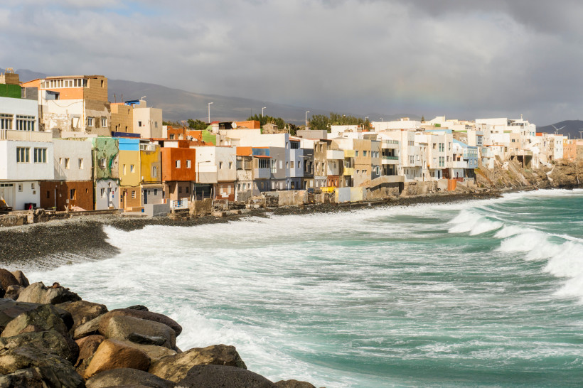 Küstenort Pozo Izquierdo auf Gran Canaria – bunte Häuser direkt am Atlantik Bunte Häuser am Meer auf Gran Canaria – authentischer Küstenort Pozo Izquierdo mit Atlantikwellen und traditioneller Architektur.