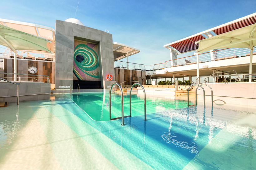 Lagunenpool auf dem Kreuzfahrtschiff Mein Schiff 6 mit Einstiegstreppen und Sonnendeck