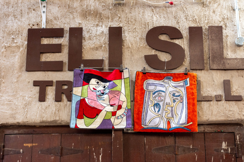 Art Dubai Farbenfrohe abstrakte Kunst in einem Geschenkeladen in Al Seef Dubai Creek