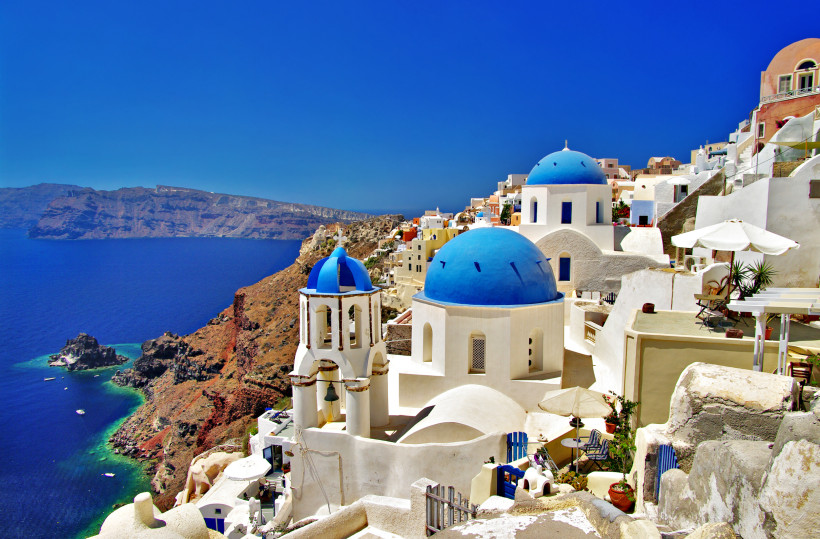 Oia, Santorini traditionelles griechisches Dorf Santorini, mit blauen Kuppeln der Kirchen, Griechenland