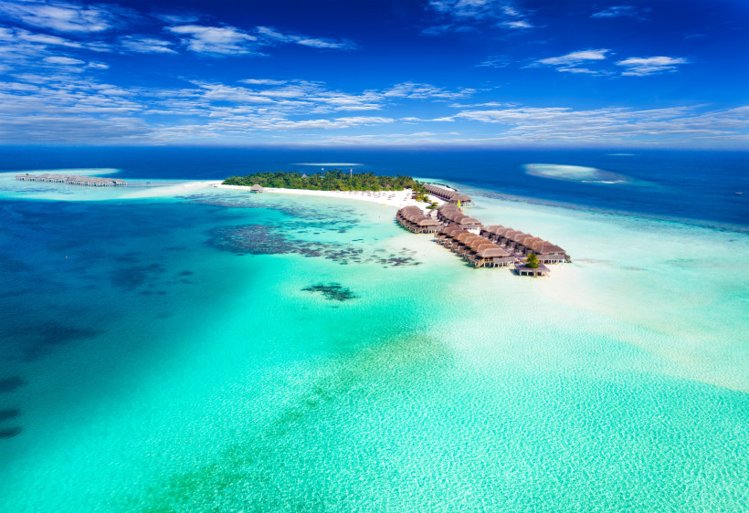 Panoramaansicht einer Insel im Süd Ari Atoll auf den Malediven mit Lagune und Wasserbungalows