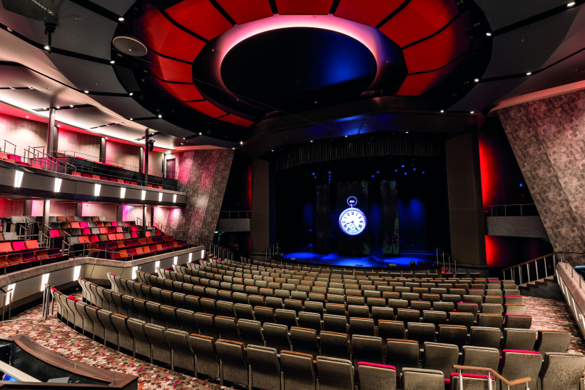 Theater im Kreuzfahrtschiff Mein Schiff 6 mit Sitzreihen, Rang und Bühne