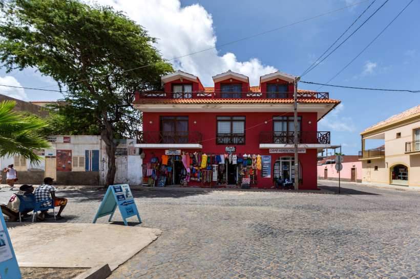Kapverden - Santa Maria Kapverden: Koloniales rotes Haus mit Souvenirläden an einem kopfsteingepflasterten Platz – authentische Kleinstadt-Atmosphäre