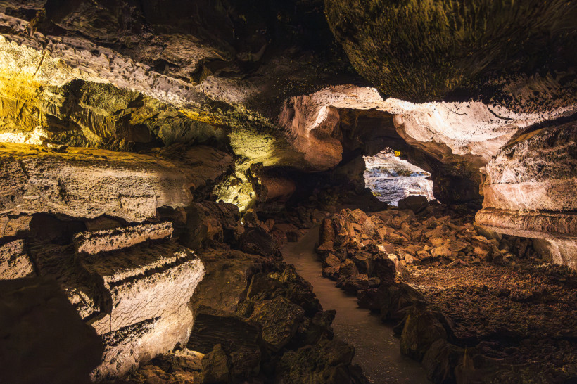 Cueva de los Verdes auf Lanzarote – beeindruckende Lavaformationen im Vulkantunnel Beeindruckende Felsformationen in der Cueva de los Verdes auf Lanzarote – beleuchteter Lavatunnel im geologischen Höhlensystem der Insel.