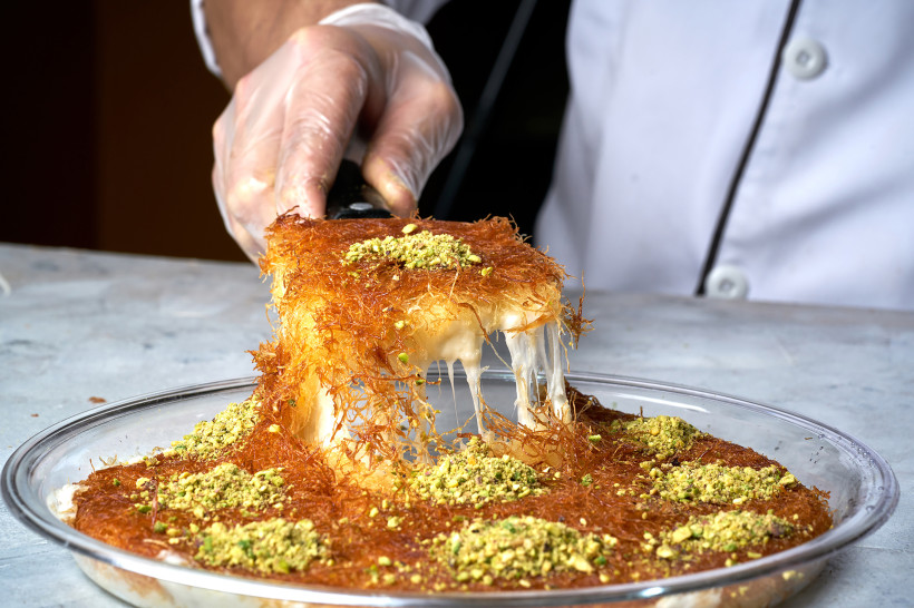 Künefe – Warme türkische Süßspeise mit Käse und Kadayif Frisch servierte Künefe mit geschmolzenem Käse, Kadayif-Teig und Pistazien – traditionelles warmes Dessert der türkischen Küche in Antalya