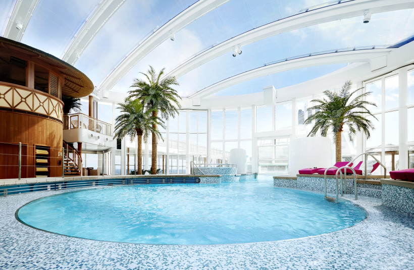 Beach Club auf der AIDAprima mit Pool unter Glasdach und Palmen