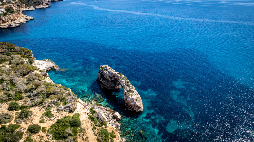 Felsküste bei Cala d’Or mit schmalem Küstenweg oberhalb des klaren Wassers