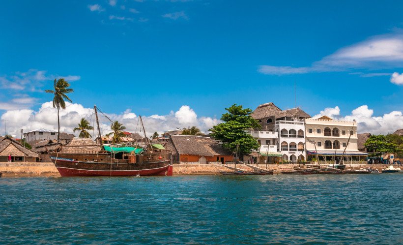 Lamu Island Kenia – historische Altstadt  Traditionelle Dhau-Boote vor der Altstadt von Lamu Island Kenia – UNESCO-Weltkulturerbe