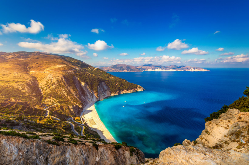 Myrtos Strand, Kefalonia Blick auf den Strand, umgeben von Bergen