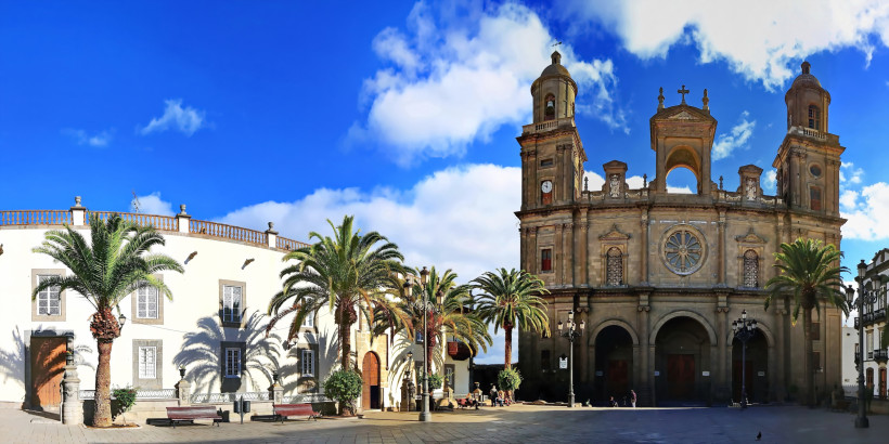 Kathedrale Santa Ana – das Herz der Altstadt von Las Palmas de Gran Canaria Die Kathedrale Santa Ana im historischen Viertel Vegueta ist das Wahrzeichen von Las Palmas de Gran Canaria. Mit ihrer beeindruckenden Fassade, Palmen und sonnigem Platz ist sie ein kulturelles Highlight und beliebtes Fotomotiv für Besucher der Inselhaupt