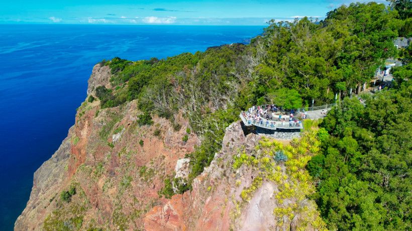 Aussichtsplattform Cabo Girão auf Madeira mit Glasboden und Panoramablick über die Steilküste und das Meer