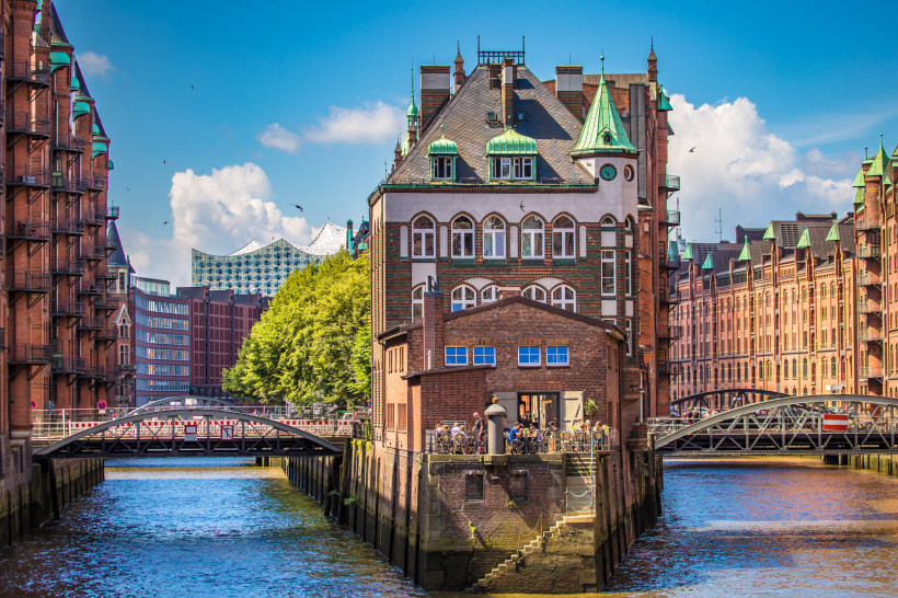 Speicherstadt Hamburg mit historischen Lagerhäusern am Fleet Gebäudeensemble der Speicherstadt in Hamburg mit Fleet, Brücken und Backsteinfassaden