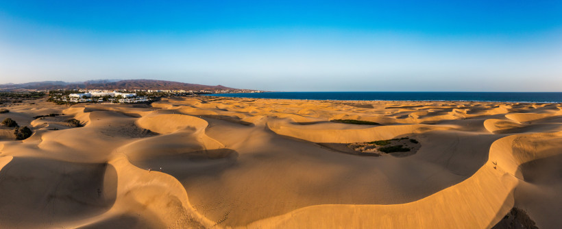 Dünen von Maspalomas – faszinierende Wüstenlandschaft am Meer auf Gran Canaria Lanzarote aus der Vogelperspektive – spektakuläre Kraterlandschaft im Timanfaya-Nationalpark