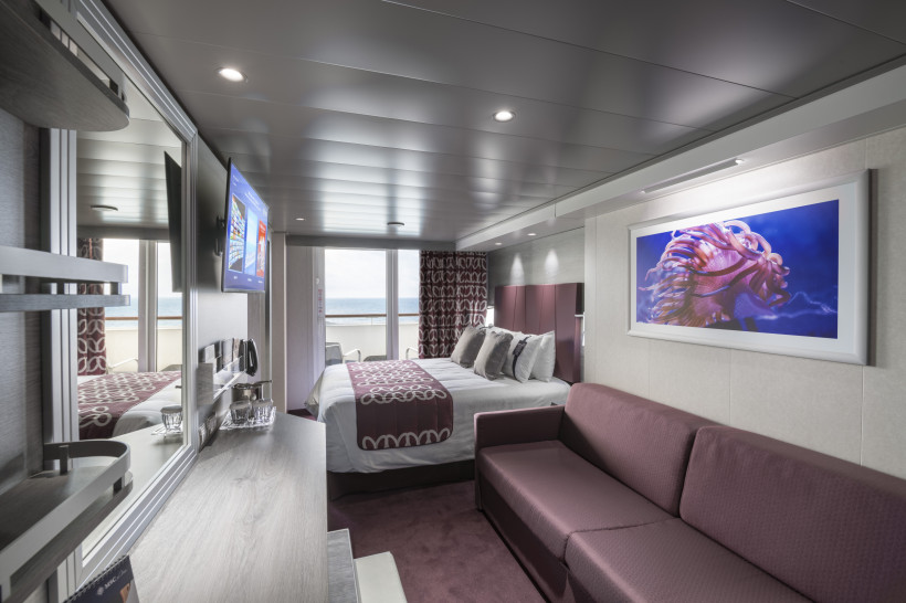 MSC Grandiosa – Deluxe Balcony Kabine (BR2) mit Doppelbett, Sofa und Balkon MSC Grandiosa: Kabine Deluxe Balcony (BR2) mit Doppelbett, Sofa und Balkonblick aufs Meer