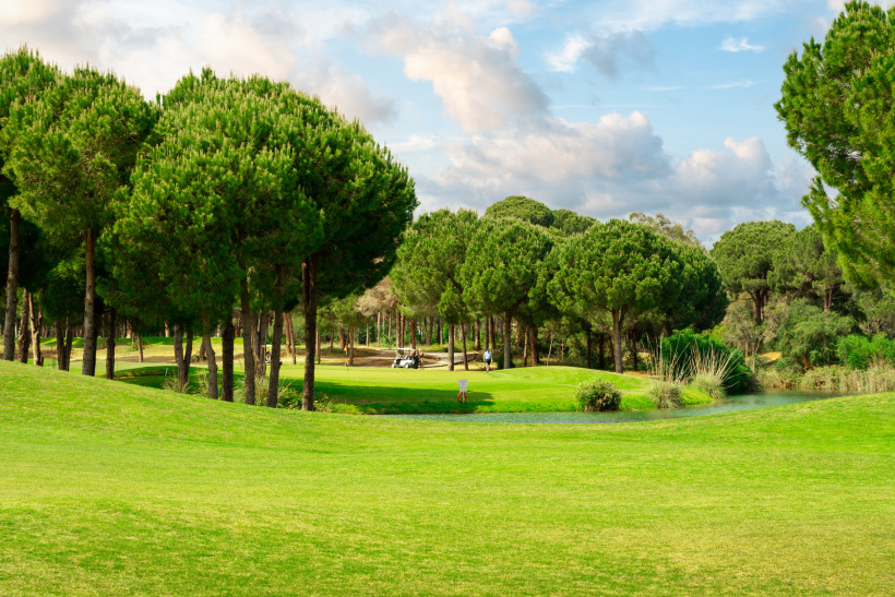 Frühling in Belek: Perfekte Golfbedingungen Frühlingshaft grüner Golfplatz in Belek mit Kiefernwäldern und mildem Wetter – ideale Bedingungen für Golfurlaub im Frühjahr.