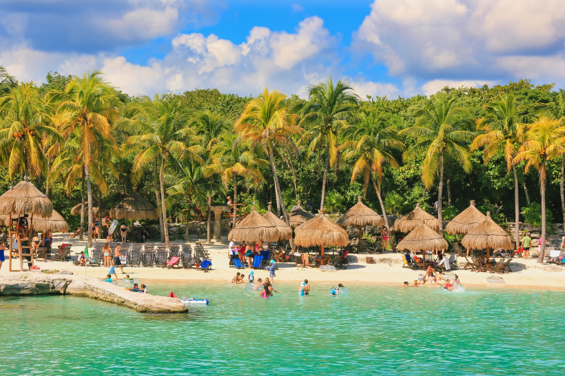 Mexiko Malerischer Blick auf die karibische Natur und den paradiesischen Strand im Ökopark Xcaret in der Nähe der archäologischen Stätte der Maya-Zivilisation. Ökotourismus, Familienurlaubskonzept. Yucatan
