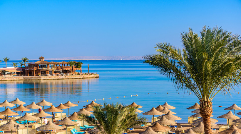 Hurghada, Ägypten Blick auf Strand, Sonnenliegen, Meer und Palmen