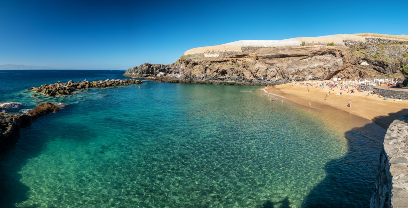 Teneriffa - Playa Abama Playa Abama im Südwesten Teneriffas: kleine geschützte Bucht mit goldenem Sand, klarem Wasser und Felsen, Strand des Ritz-Carlton Abama Hotels.