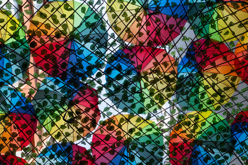 Türkei Diese kunstvolle Installation aus schwebenden Regenschirmen in kräftigen Farben verwandelt die Straße in ein lebendiges Kunstwerk. Zwischen Licht und Schatten tanzen grüne Blätter im Wind – ein kreatives Spiel mit Farben, das überrascht und inspiriert.