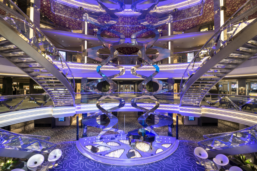 MSC Grandiosa: Atriumtreppen und Swarovski-Kristallskulptur Atrium der MSC Grandiosa mit geschwungenen Treppen und Swarovski-Kristallskulptur in der Mitte