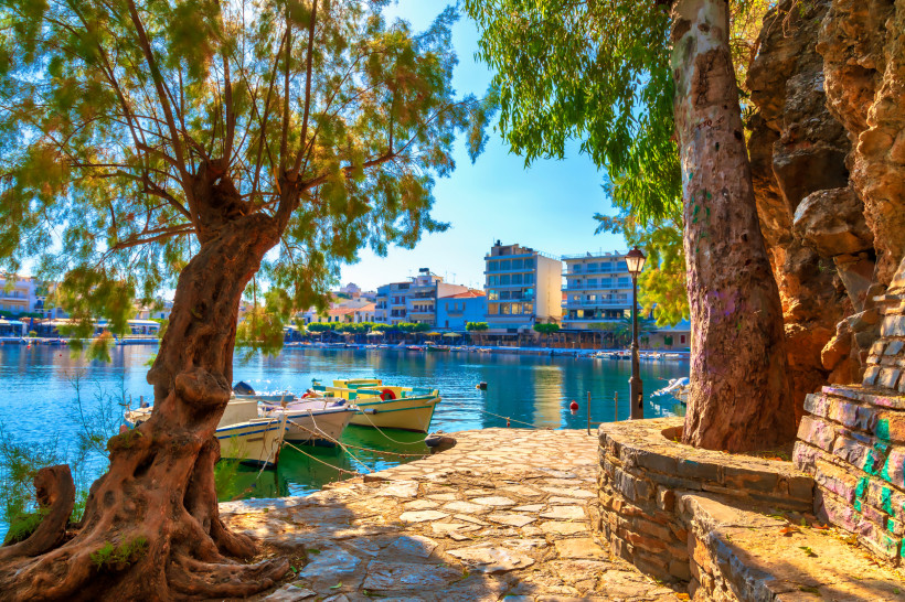 Agios Nikolaos, Kreta  Hafenstadt und Boote am Ufer