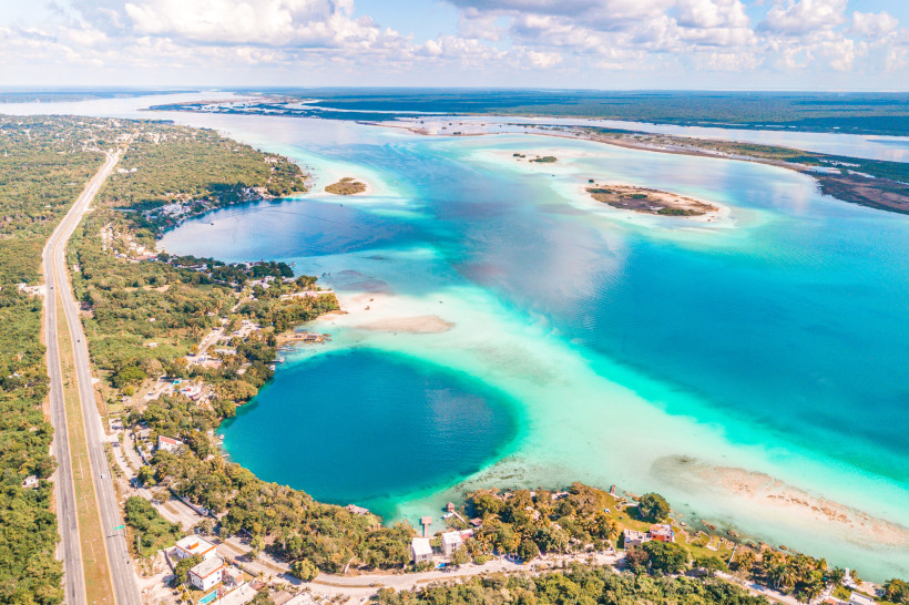 Luftaufnahme der Lagune von Bacalar, türkisblaues Wasser, Lagune der sieben Farben, Naturparadies Quintana Roo Mexiko.