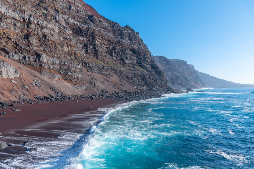 Playa del Verodal mit dunklem Vulkansand, steilen Felsklippen und Brandung am Atlantik