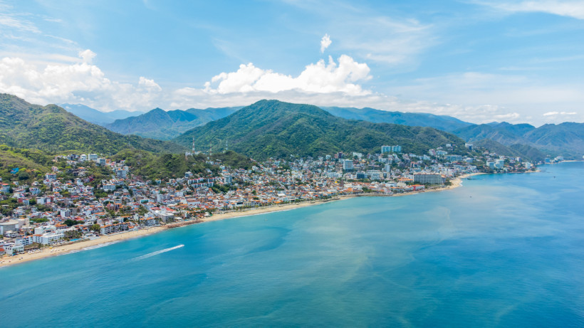 Luftaufnahme von Puerto Vallarta in Mexiko mit Sandstrand, Stadt und grünen Bergen der Sierra Madre – Pazifikreiseziel 2025/2026