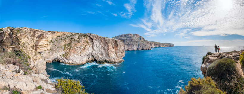 Dingli Cliffs Malta – beeindruckende Steilküste mit Blick aufs Mittelmeer Panoramablick auf die Dingli Cliffs auf Malta mit tiefblauem Meer, Felsküste und Wanderern am Klippenrand