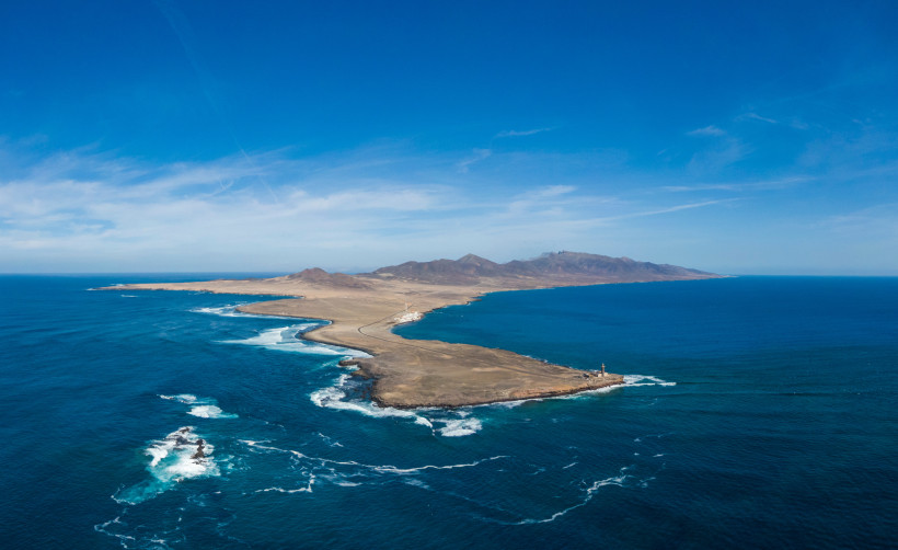 Luftaufnahme der Punta de Jandía mit karger Halbinsel, Küstenlinie und Brandung im Atlantik