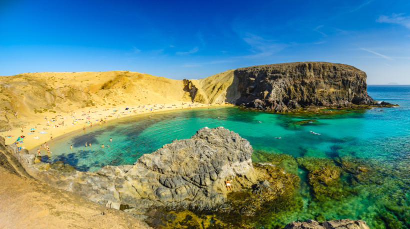 Playa de Papagayo auf Lanzarote Playa de Papagayo auf Lanzarote mit türkisfarbenem Wasser, goldenem Sand und geschützten Felsformationen