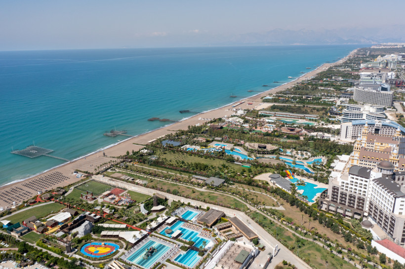 Lara Beach Antalya – Luxushotels und langer Sandstrand aus der Vogelperspektive Luftaufnahme der Lara Beach in Antalya mit langen Sandstränden, Hotelresorts und türkisblauem Meer