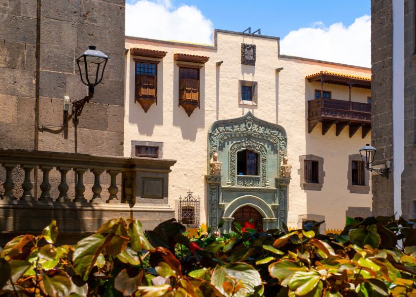 Herbst auf Gran Canaria – Kultur, Geschichte und sonnige Tage Gran Canaria im Herbst begeistert mit Kultur, warmen Temperaturen und ruhiger Atmosphäre. Das Bild zeigt die historische Architektur in Las Palmas – ein Highlight für Kulturreisende und Genießer, die Sonne und Geschichte kombinieren möchten.