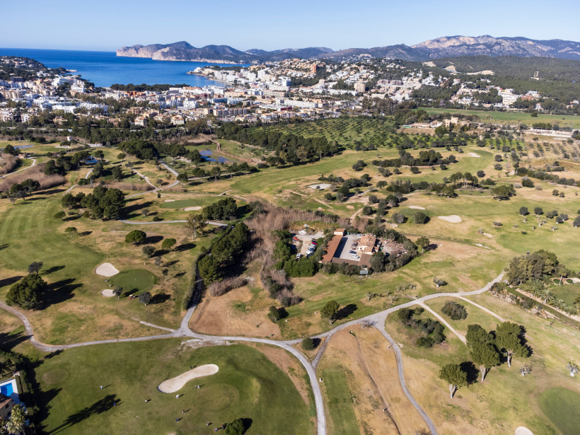 Luftaufnahme des Golfplatzes Santa Ponsa mit Fairways, Bunkern und Clubhaus vor Küste und Ort