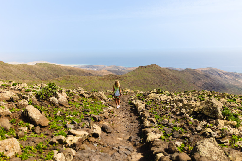 Wanderweg am Pico de la Zarza mit Blick über Felslandschaft und Küste