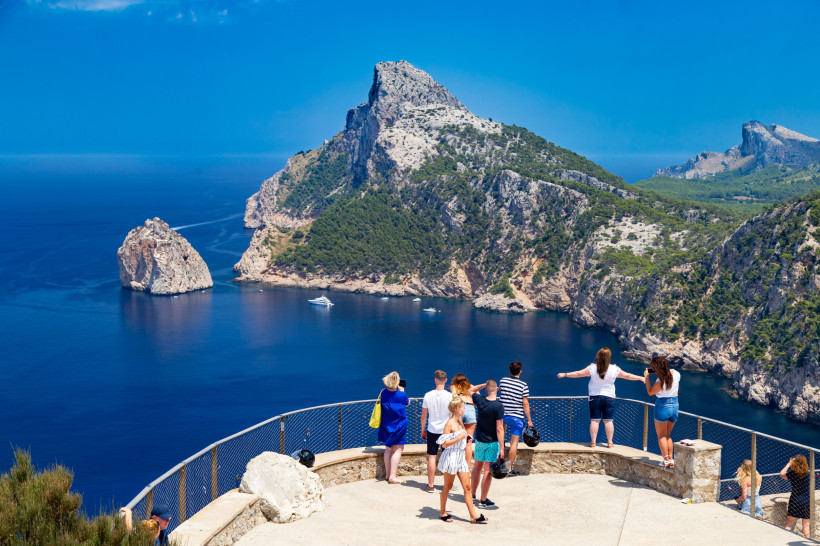 Aussichtsplattform am Mirador Es Colomer mit Blick auf Felsküste und Meer bei Cap de Formentor, Mallorca
