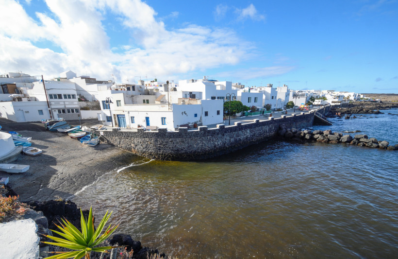 Arrieta Lanzarote – traditioneller Küstenort mit weißer Architektur und Fischerbucht Weiß getünchte Häuser und Fischerboote im Küstenort Arrieta auf Lanzarote, direkt an der vulkanischen Atlantikküste