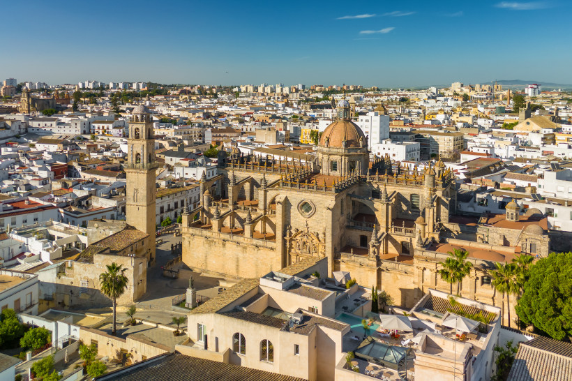 Luftaufnahme der Kathedrale von Jerez de la Frontera mit Kuppel und Glockenturm, umgeben von der Altstadt
