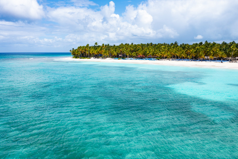 Dominikanische Republik Panorama der Isla Saona mit türkisfarbenem Wasser, Palmenstrand und blauem Himmel in der Dominikanischen Republik