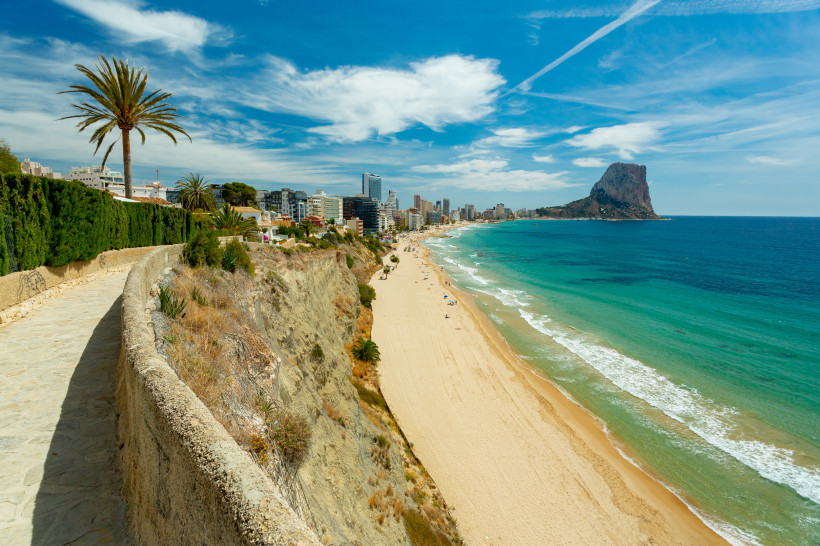 Blick auf den Strand Playa del Arenal-Bol in Calpe (Calp), Spanien, mit dem Felsen Peñón de Ifach am Horizont