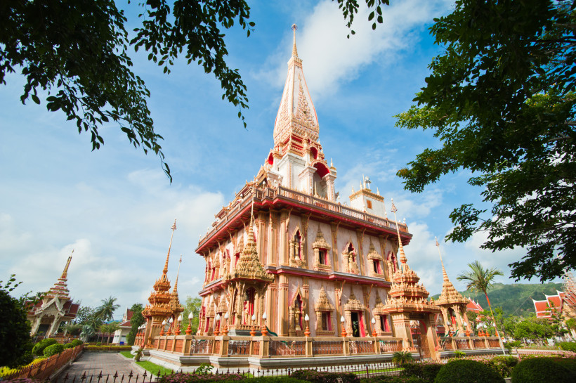 Der Wat Chalong Tempel in Phuket mit seiner prächtigen Pagode – wichtigstes buddhistisches Wahrzeichen und spirituelles Zentrum der Insel.