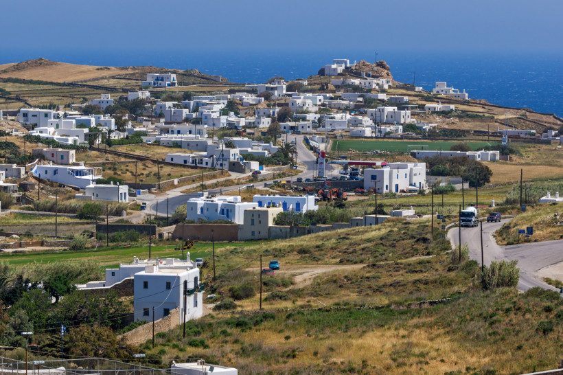 Mykonos - Ano Mera Panoramablick auf das Dorf Ano Mera auf Mykonos mit weißen Häusern und Landschaft bis zum Meer