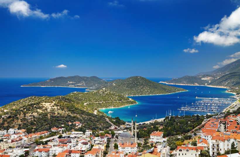 Türkei - Kas  Panoramablick auf Kalkan und die Küste mit türkisblauem Meer, grünen Halbinseln und Yachthafen