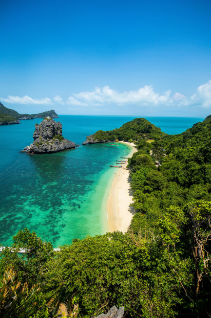 Thailand - Koh Samui Traumhafte Bucht mit weißem Sandstrand, türkisblauem Meer und grünen Felsen im Ang Thong Nationalpark bei Koh Samui, Thailand