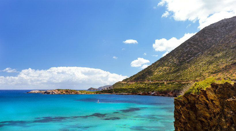 Bucht bei Bali auf Kreta mit türkisfarbenem Meer, Küstenhängen und blauem Himmel